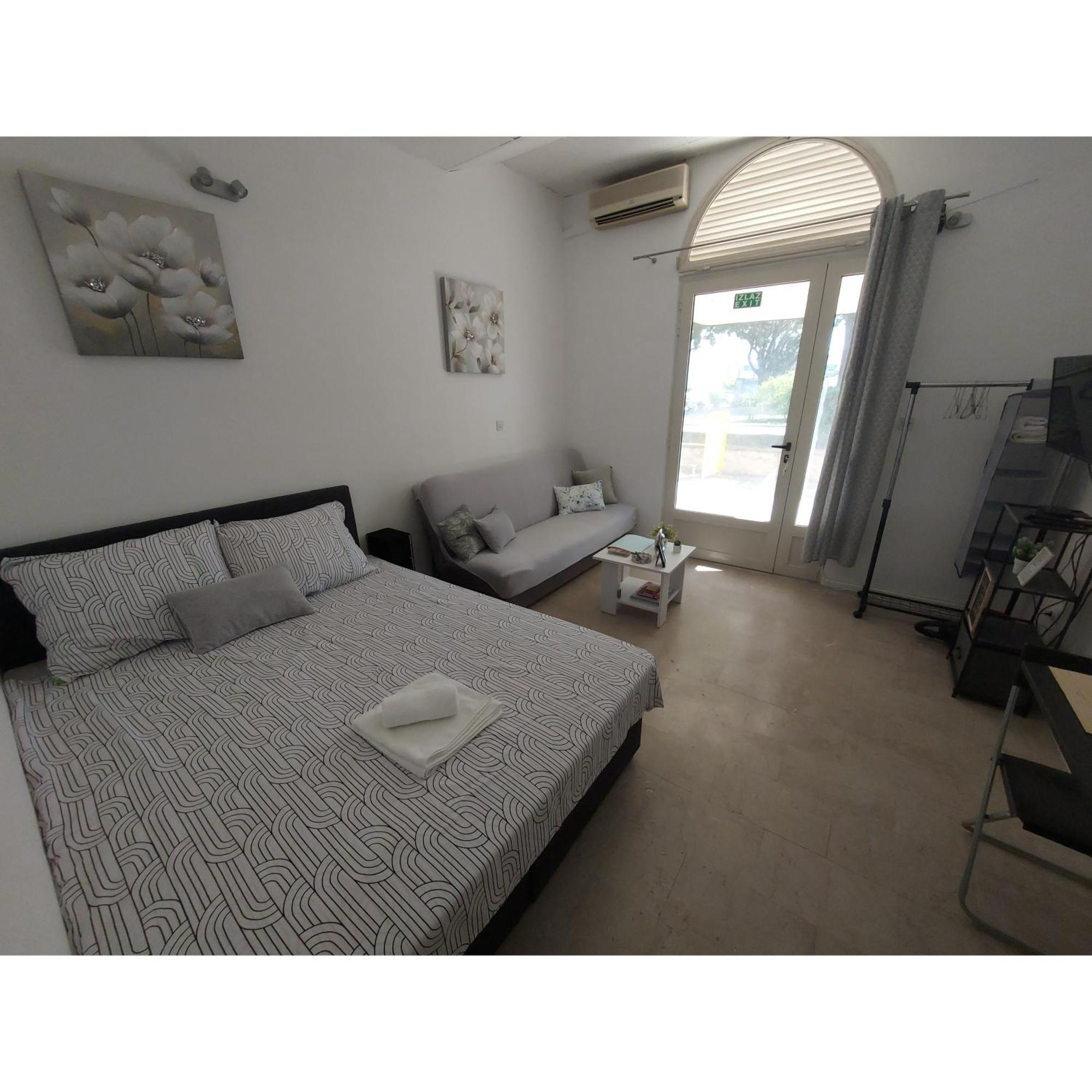 Studio Apartment Lee Split Exteriör bild