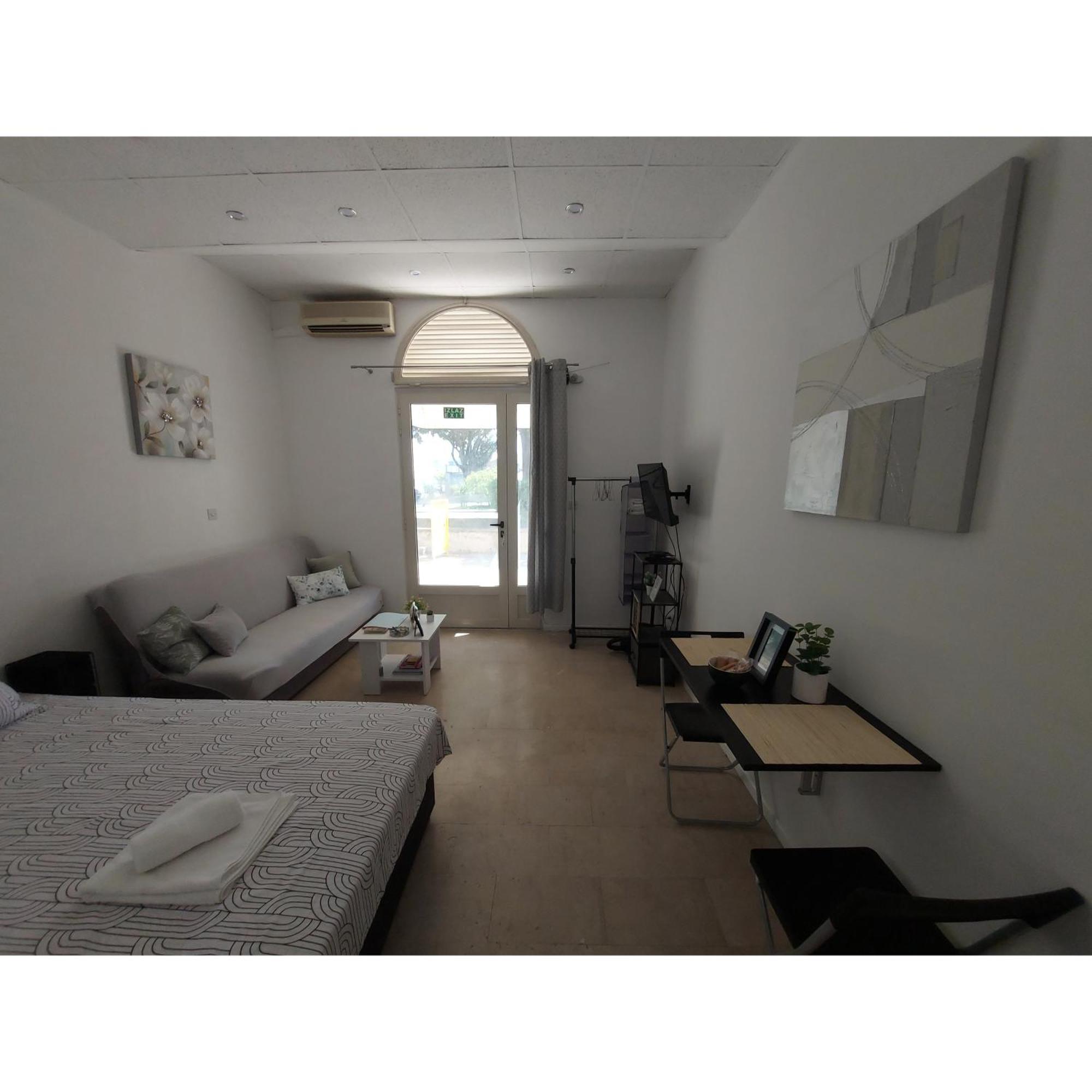 Studio Apartment Lee Split Exteriör bild