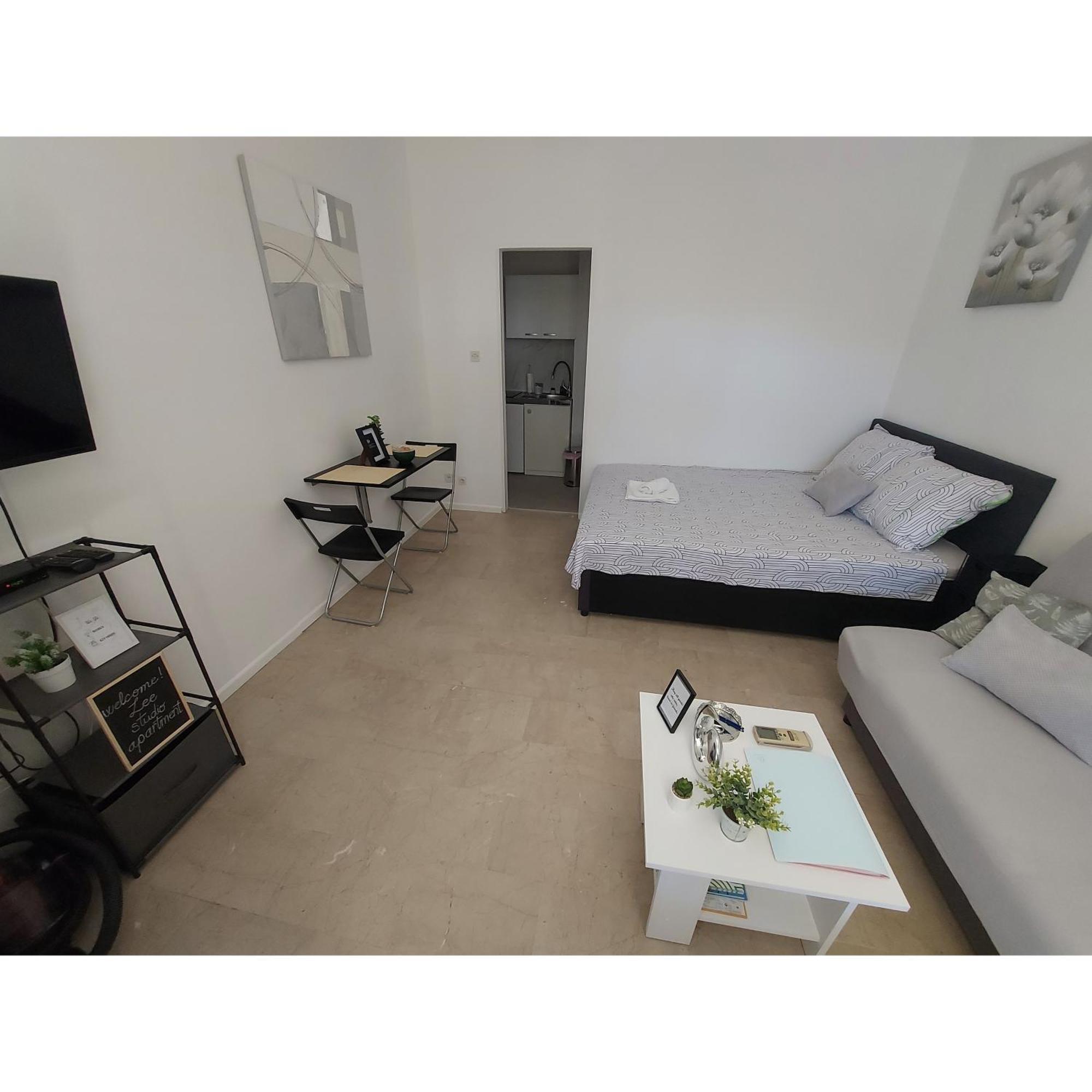 Studio Apartment Lee Split Exteriör bild